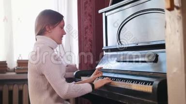 少女微笑着弹钢琴